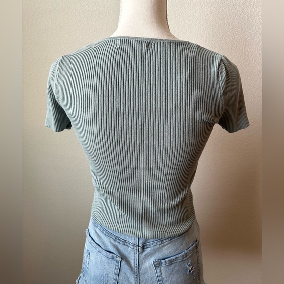 Sage Green Ribbed Crop Top Tee Short Sleeve Ruching Size Small - Picture 5 of 5
